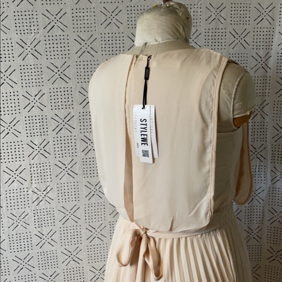 Beautiful Pleated bottom dress - Picture 9 of 9